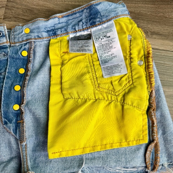 Levi’s x Peanuts Snoopy Print High-Rise Cutoff Denim Shorts Size W26 - Picture 13 of 16